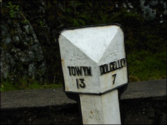 detail of Bwlch Llyn Bach milepost at SH745126