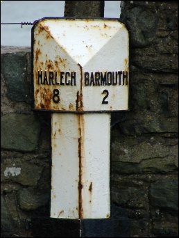 detail of Bodfan milepost at SH599185
